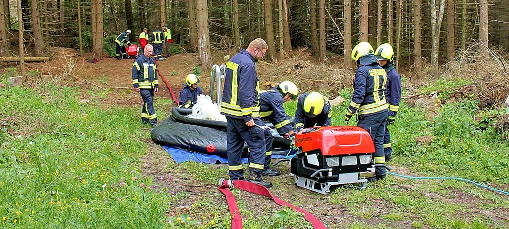 Feuerwehr-Kameraden nutzen wie hier in der Nähe der Rangerstation Scharfenstein die vom Nationalpark Harz geschaffenen künstlichen Wasserspeicher.