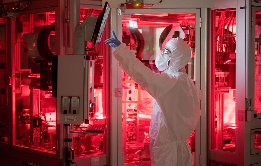 Ein Mitarbeiter von Volkswagen steht in einem Reinraum zur Produktion von Batteriezellen im Volkswagen-Werk Salzgitter. VW hat 2019 die Produktion von Batteriezellen für Elektroautos gestartet. Magdeburg ging damals mit seiner Bewerbung als Produktionsstandort leer aus und hofft nun auf einen Zuschlag im zweiten Anlauf.