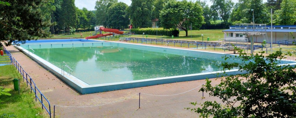Am frühen Mittwochnachmittag war das Schwimmerbecken des Klötzer Waldbades noch nicht komplett mit Wasser gefüllt. In den vergangenen Tagen lief kühles Nass ein, das ein Einwohner aus eigener Tasche bezahlt hatte. Damit ist nun Schluss, die gesetzte Grenze von 3000 Euro ist erreicht.