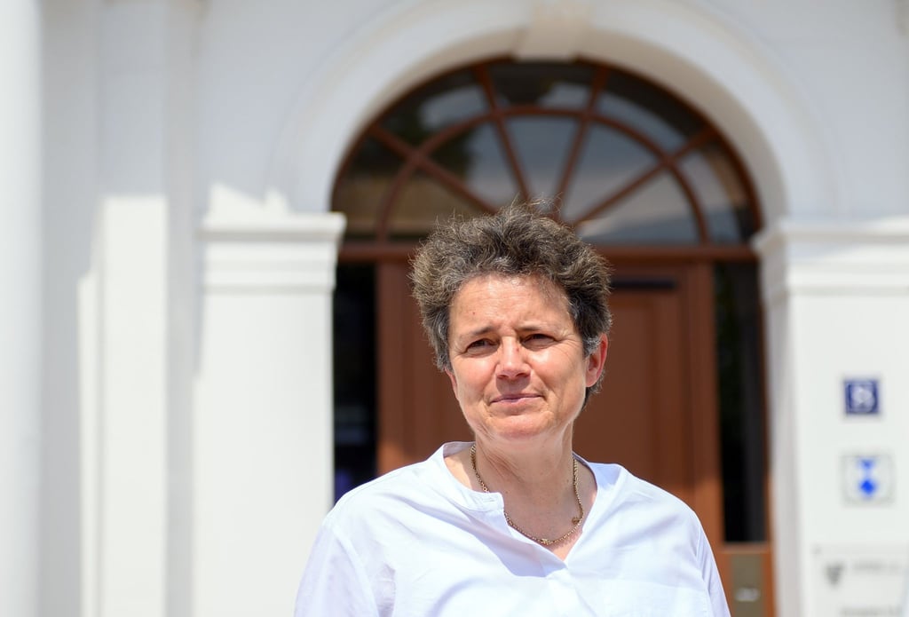 Lydia Hüskens (FDP) steht vor dem Landtag von Sachsen-Anhalt.