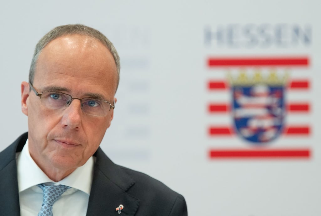 Peter Beuth bestätigte im Landtag die Zahl von insgesamt 49 beteiligten Beamten.