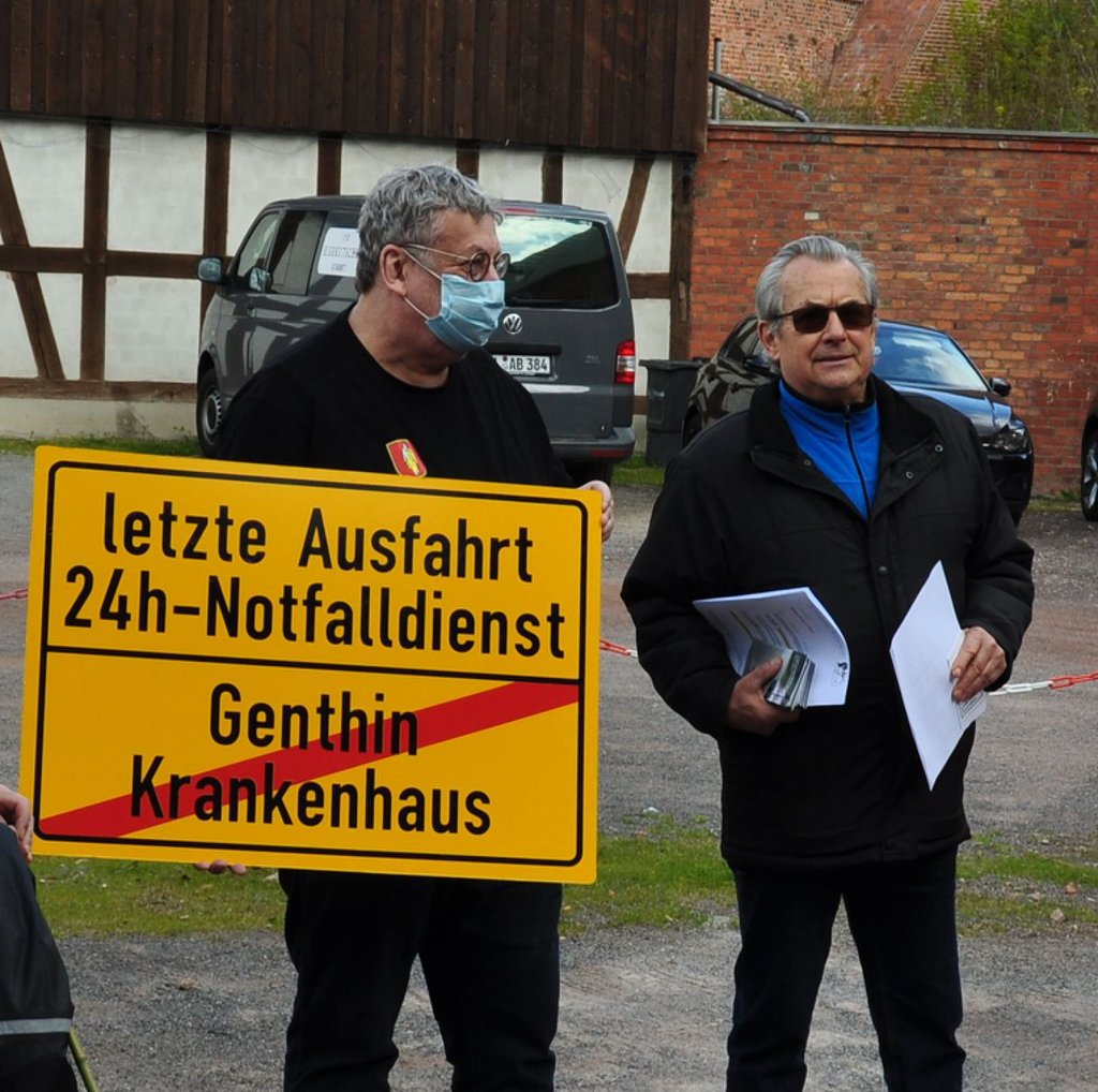 Der Grüne Lutz Nitz (li.) gemeinsam mit dem CDU-Stadtratsvorsitzenden Gerd Mangelsdorf bei einer Protestaktion für die Notfallversorgung.