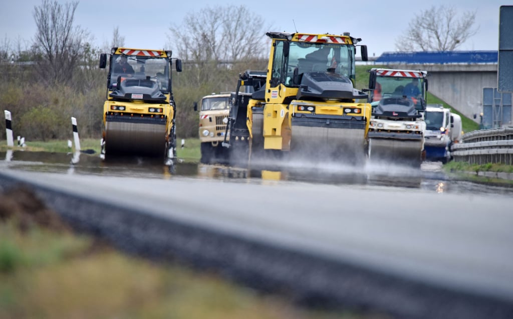 Auf der B100 bei Brehna wird ab Montag wieder gebaut.
