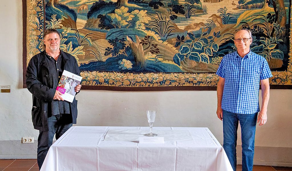 Kunsthistoriker Philipp Jahn stellt den barocken Glas-Pokal in die Vitrine, wo er in der Dauerausstellung zu sehen ist. Direktor Jörg Peukert (l.) bedankt sich beim Vereinsvorsitzenden Andreas Ebert für die Unterstützung.