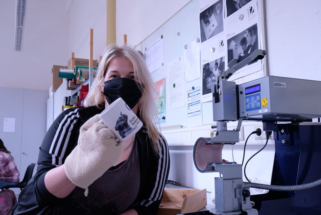 Rike Böttcher mit einer individuell gestalteten und bedruckten Kaffeetasse. Auftraggeber ist die Teufelsbad-Fachklinik. Die 23-jährige Blankenburgerin steht dank Stabil Harz vor einer Ausbildung im Einzelhandel.