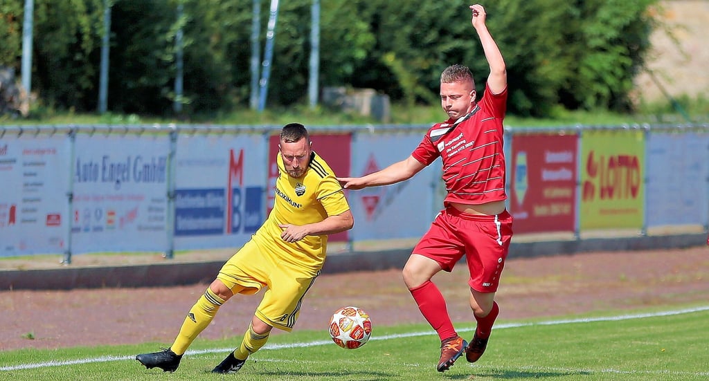 Tom Guhle (rechts) muss mit seinem SV Seehausen künftig in der Landesklasse 2 antreten.