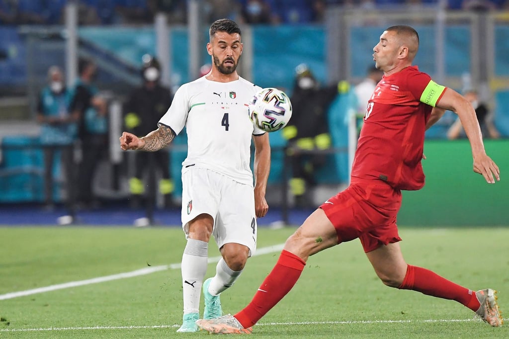 Der Türke Burak Yilmaz (r) gegen Leonardo Spinazzola aus Italien in Aktion.