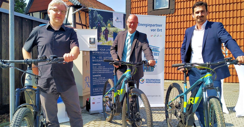 Harzmobil-Chef Mario Wermuth, Stadtwerke-Geschäftsführer Steffen Meinecke und Wernigerodes Cheftouristiker Andreas Meling präsentieren das Programm für ?E-Bike Your Life". Die dritte Auflage des Festivals steigt am 4. und 5. September.