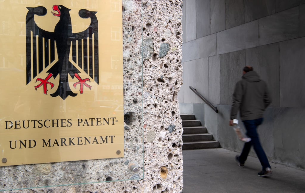 Ein Schild prangt am Haupteingang des deutschen Patentamtes.