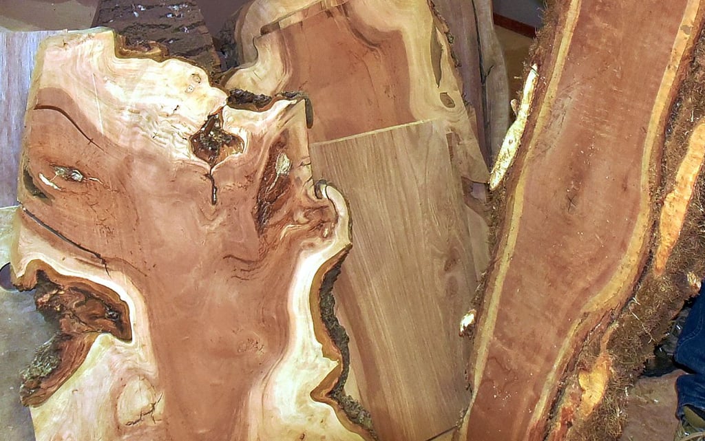 Der Handwerker verarbeitet verschiedenes Holz.