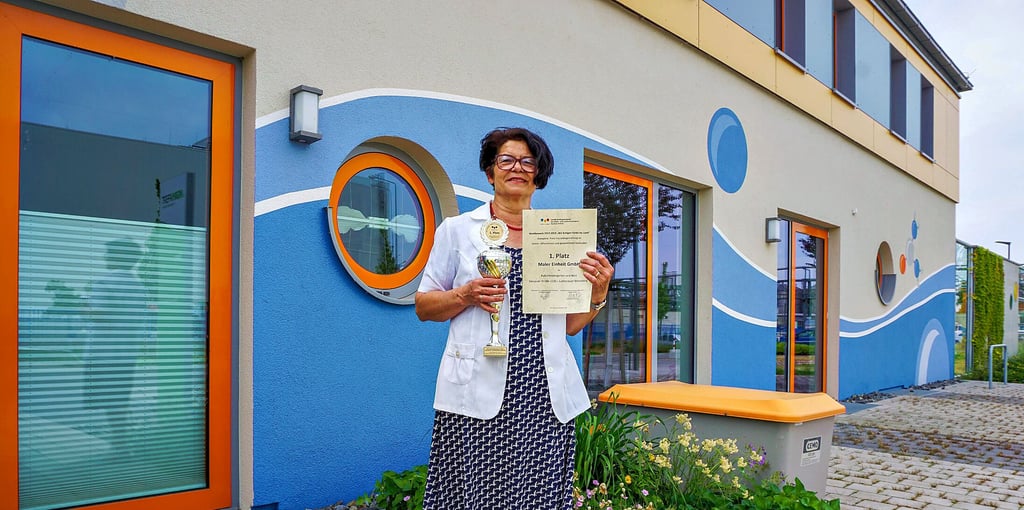 Gisela Hermann, Geschäftsführerin Maler Einheit GmbH Gräfenhainichen, vor der Kita.