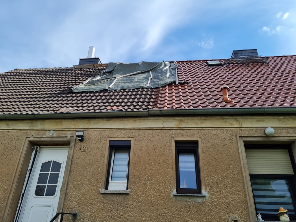 Beide Dächer der Doppelhaushälften wurden durch das Feuer stark in Mitleidenschaft gezogen.