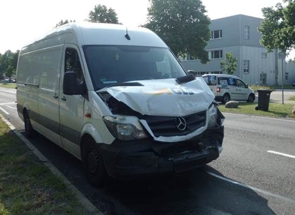 Ein 43-jähriger Fahrer eines Transporters merkte zu spät, dass die Frau vor ihm abbiegen wollte. Er fuhr auf den PKW drauf. Die 36-jährige Frau wurde dabei schwer verletzt.