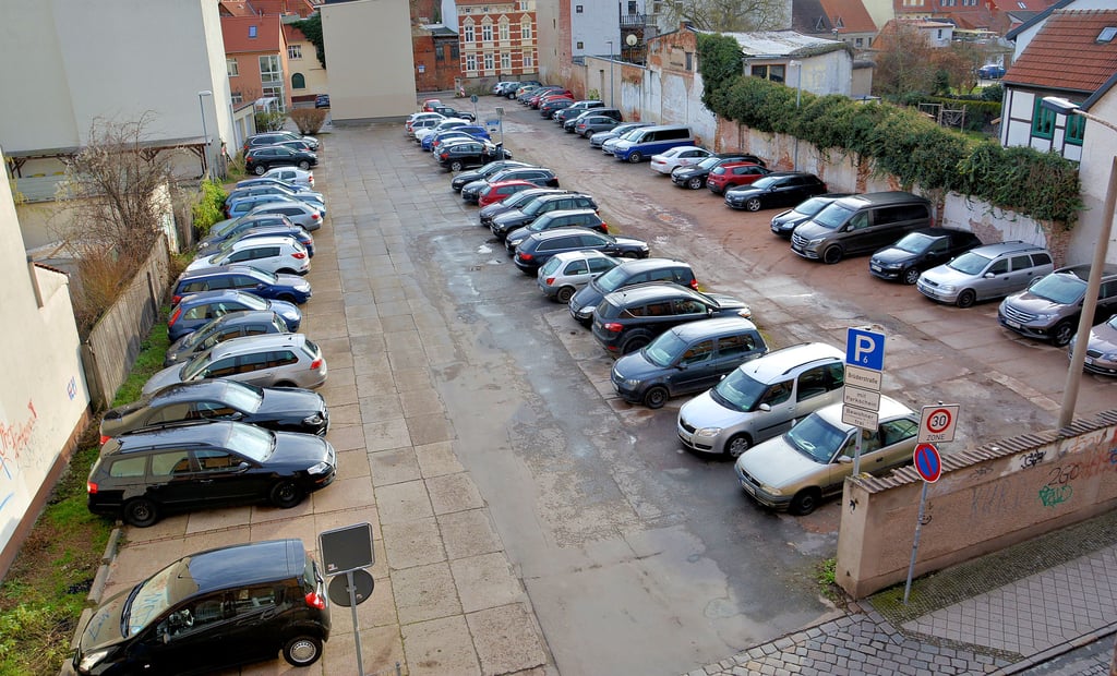 Der Parkplatz zwischen der Deichstraße und der Brüderstraße ist tagsüber immer sehr gut gefüllt.