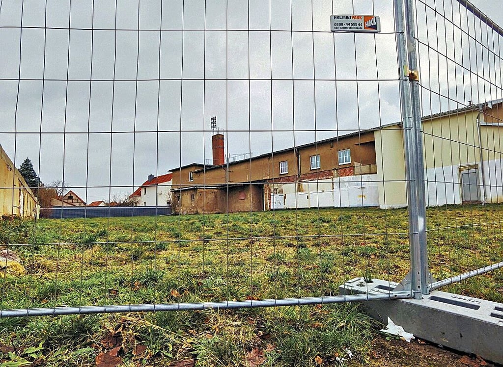 Wo früher die alte Konsumschule stand, die mittlerweile abgerissen wurde, soll der neue Tag- und Nachtmarkt an der Klosterstraße in Letzlingen entstehen.