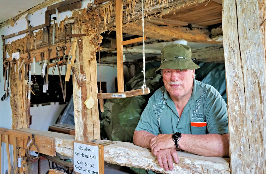Bruno Sill (80) übernimmt für den Arbeitskreis Salzwedeler Altstadt, kurz ASA, unter anderem die anfallenden Schmiedearbeiten. Derzeit ist er, wie die anderen Vereinsmitglieder, in die Sanierungsarbeiten eingebunden.