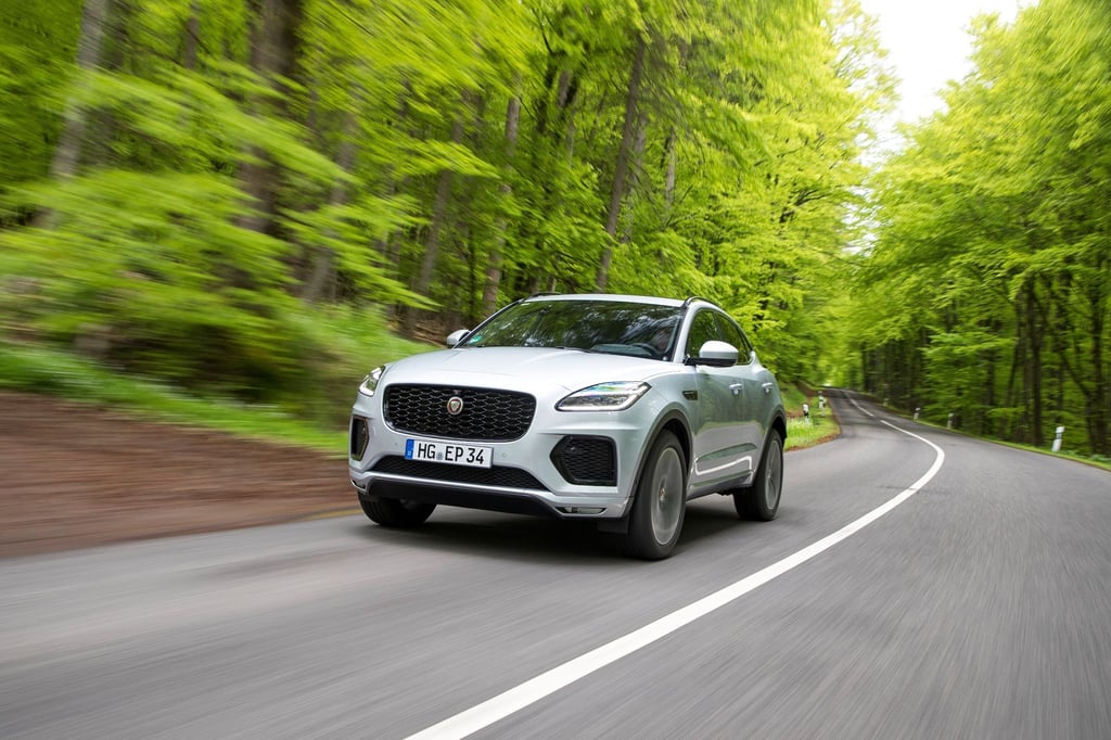 Katze an der Leine: Den modellgepflegten E-Pace liefert Jaguar nun auch als Variante mit Plug-in-Technik zum Aufladen an der Steckdose aus.