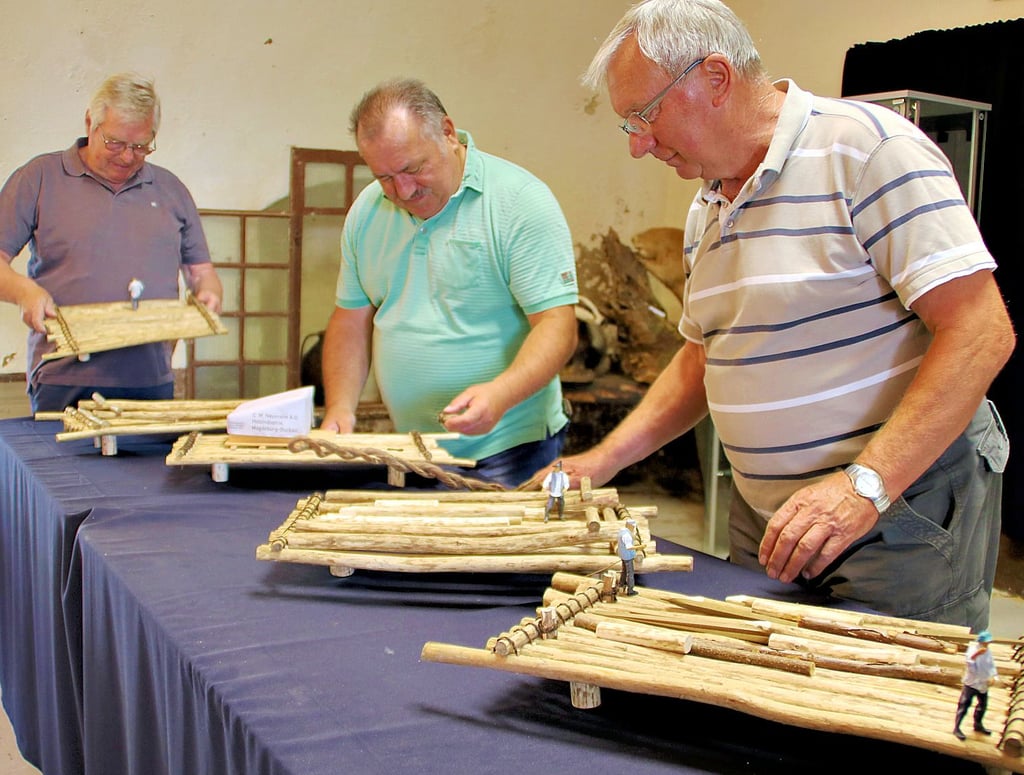 Die Vereinsmitglieder Fred Häusler, Wilfried Körtge und Joachim Glaser haben die Floß-Modelle im zukünftigen Ausstellungsraum im Klutturm platziert.