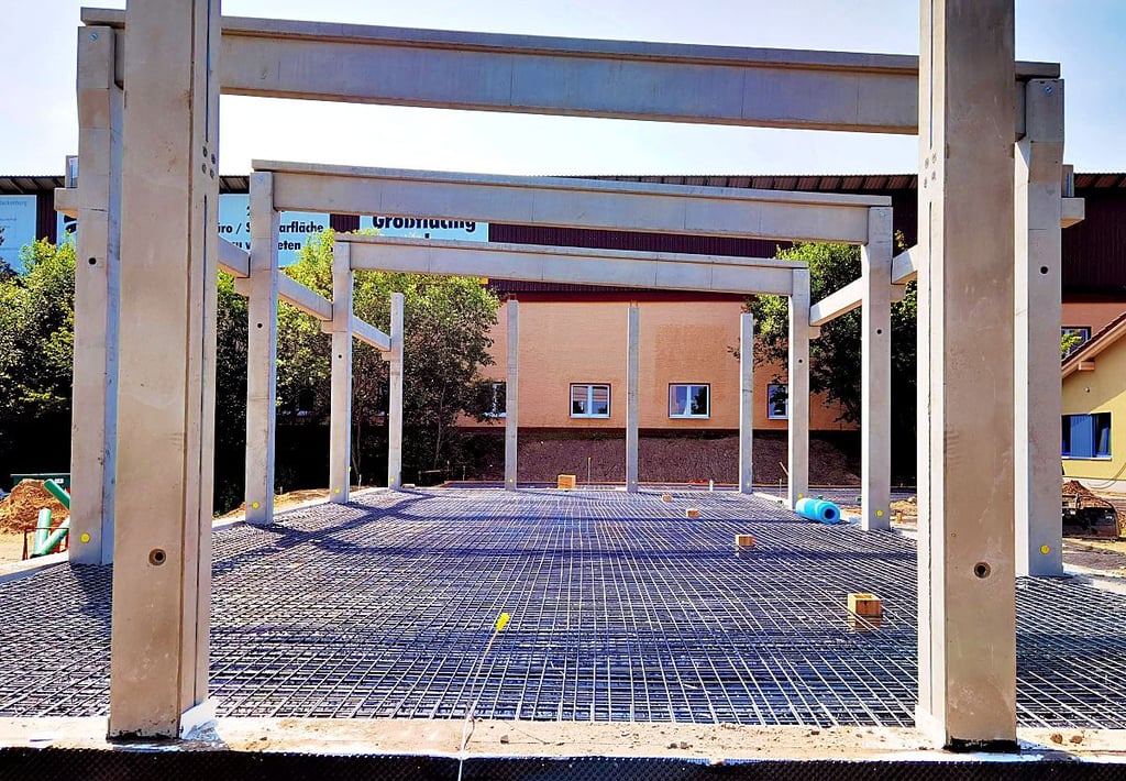 Die Trägerelemente stehen, die Bewährung für die Bodenplatte ist eingebracht: Die Arbeiten am neubau der Rettungswache in Blankenburg sind nach einigen Tagen Verzögerung wieder im Plan.