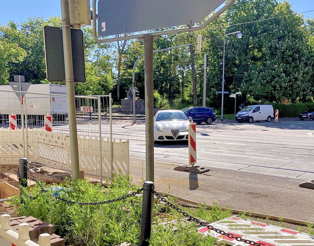 Das Einbiegen von der Carl-Miller-Straße in Fahrtrichtung stadtauswärts ist in Magdeburg derzeit nicht möglich, dennoch können Autofahrer regelmäßig beobachtet werden, die sich über das Verbot hinwegsetzen.