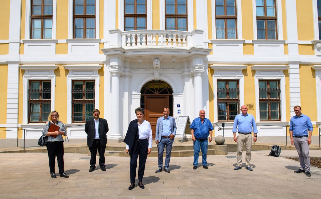 Die FDP-Politiker Kathrin Tarricone (v.l.n.r.), Guido Kosmehl, Lydia Hüskens, Andreas Silbersack, Johann Hauser, Jörg Bernstein und Konstantin Pott (alle FDP) stehen vor dem Landtag von Sachsen-Anhalt. Sie bilden im zukünftigen Landtag die Fraktion der FDP.