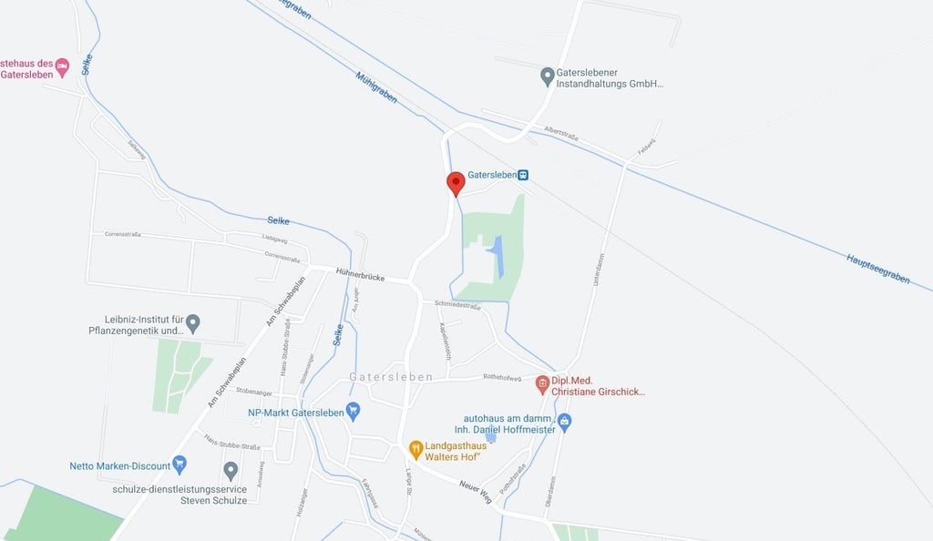 Die Brücke über den Mühlgraben in Gatersleben nahe dem Bahnhof