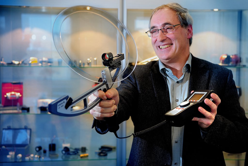 Wissenschaft macht auch Spaß: Sonotec-Geschäftsführer Hans-Joachim Münch mit dem Sonospot zum Aufspüren von Leitungs-Lecks.