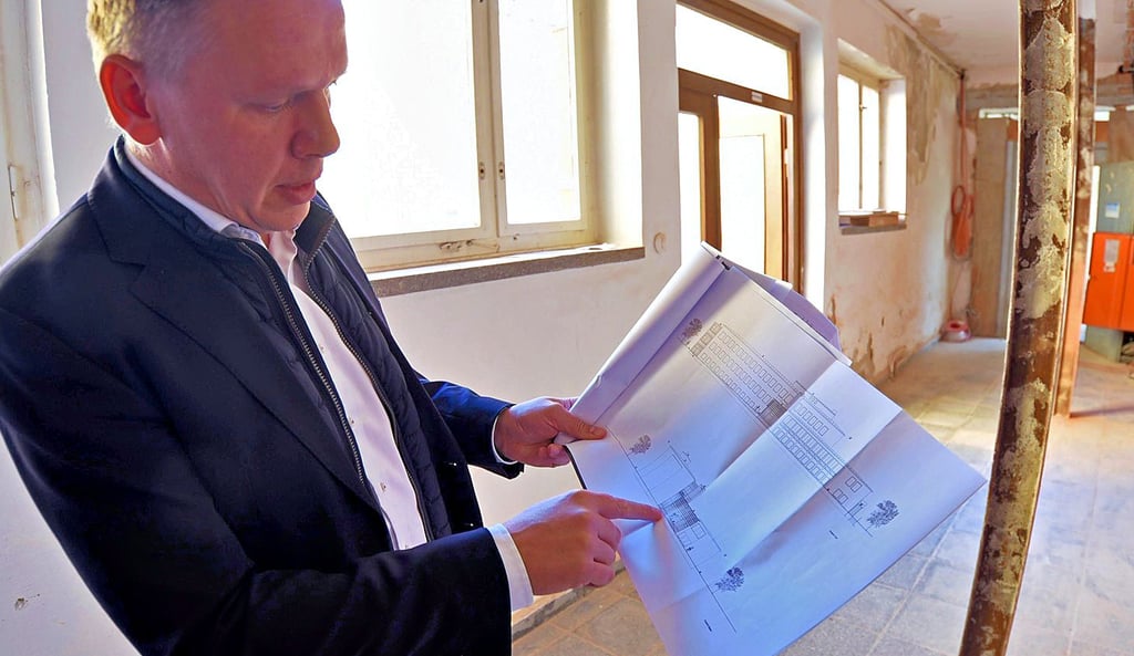 Marcel Osterburg erklärt den Plan für die „Poliklinik Nord“.