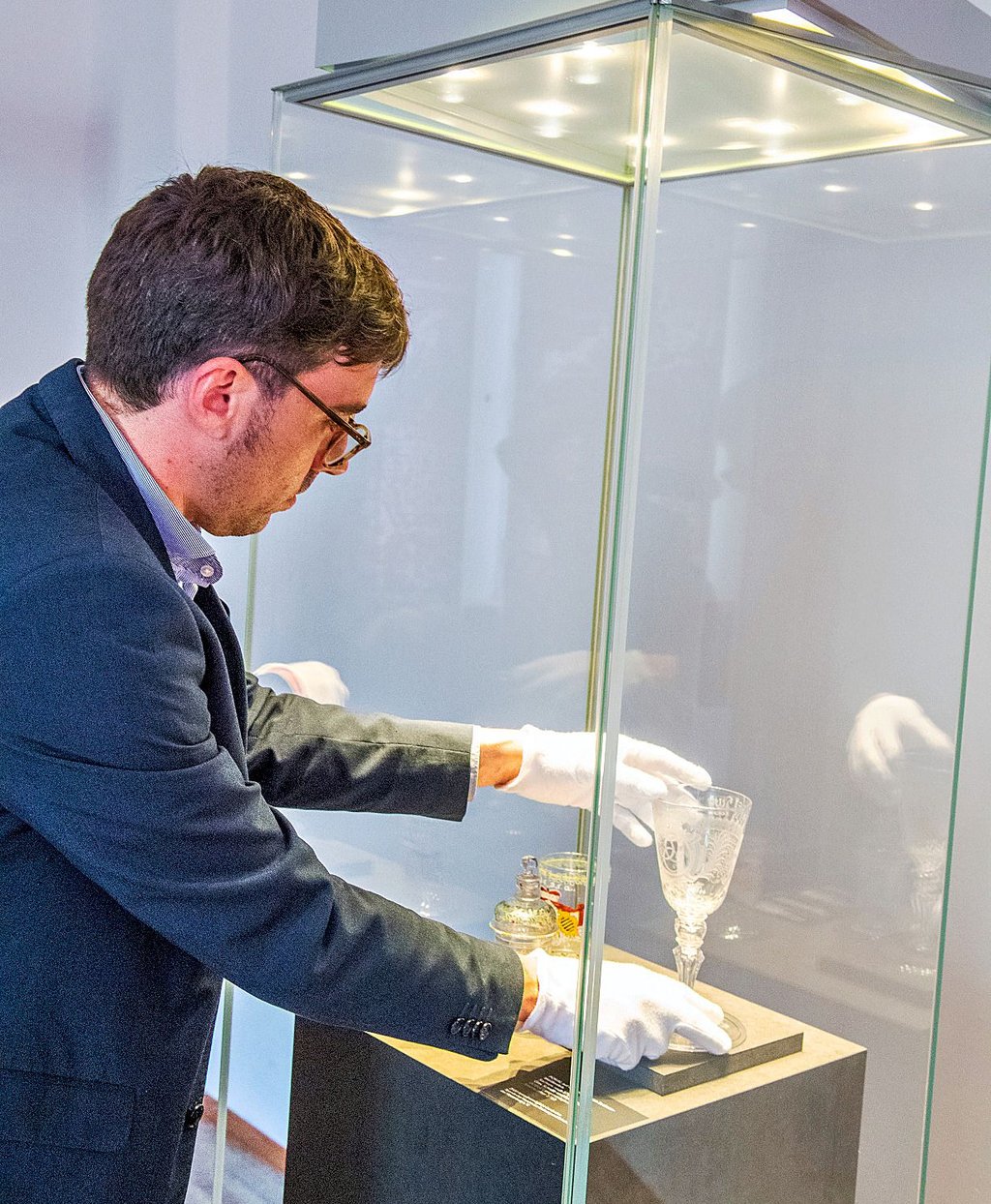 Die Neuenburg Freyburg kann durch Finanzierung durch den Förderverein zur Rettung und Erhaltung der Neuenburg einen Pokal von Christian von Sachsen-Weißenfels ca. ab 1713 ankaufen Mitarbeiter Philipp Jahn setzt den Pokal in eine Vitrine
