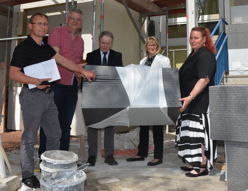 Dämmmaterial ist Mangelware. Planer Marc Randel (v.l.) erläutert Bernhard Ruth, Jens Vogler, Sonnhild Noack und Annette Wolter den Baufortschritt an der Grundschule Burg-Süd.