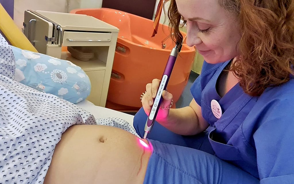 Sabrina Schlißke behandelt hier eine Patientin mit dem Laser.