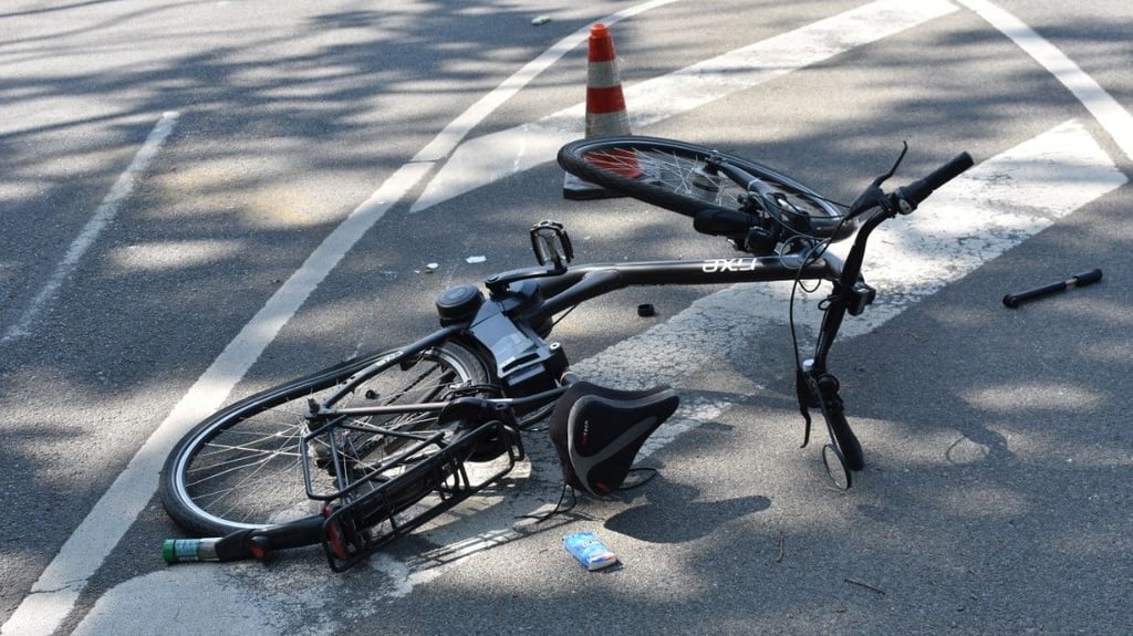 Ein VW-Fahrer kollidierte am Mittwoch mit einer Radfahrerin. Die Frau wurde schwer verletzt.