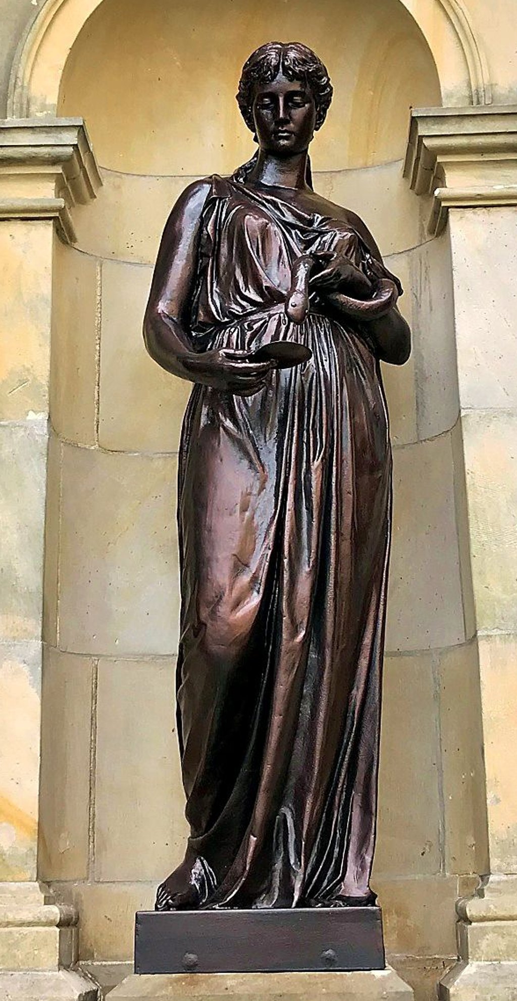 Die Hygieia hat auch ihre Bronzeoberfläche zurückbekommen.