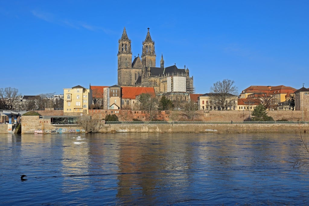 Strahlend blauer Himmel über dem Magdeburger Dom.