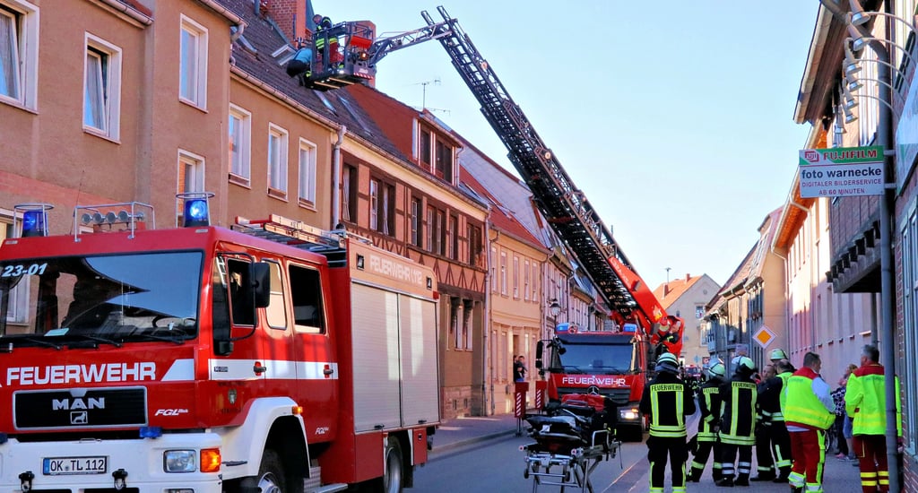 Einsatz in der Langen Straße in Oebisfelde. Ein Feuermelder hatte Alarm geschlagen.