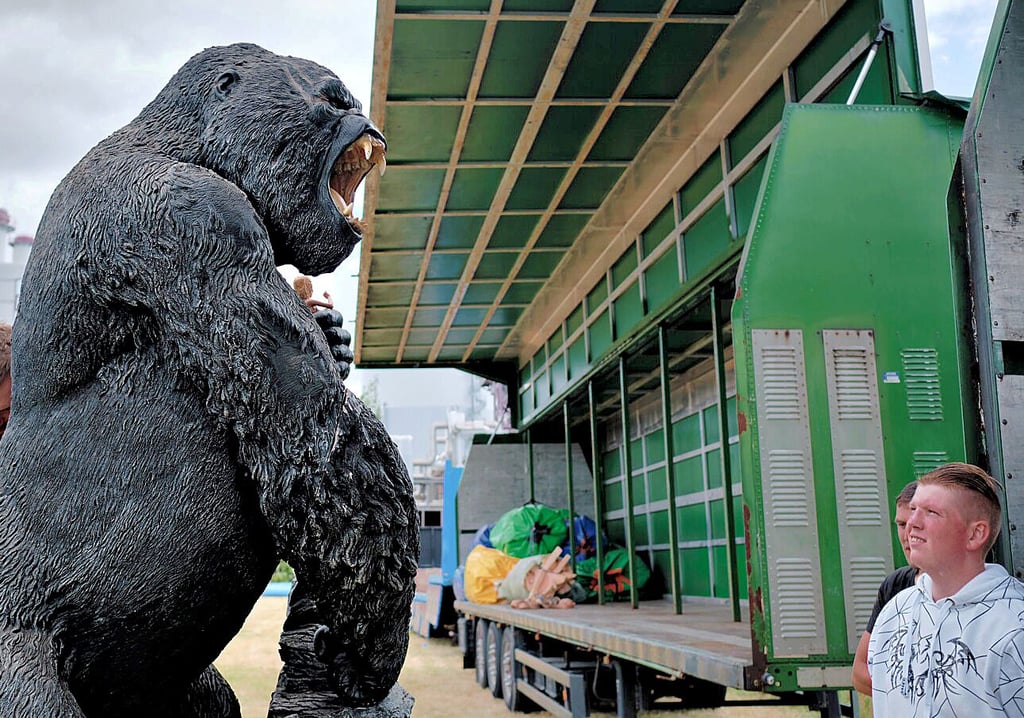 King Kong gehört zu den größten Figuren im „Dino-Land“. Transportiert werden alle Figuren in Lastwagen.