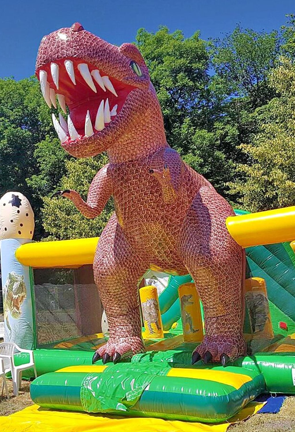 Auch Hüpfburgen im Dino-Design gibt es. 