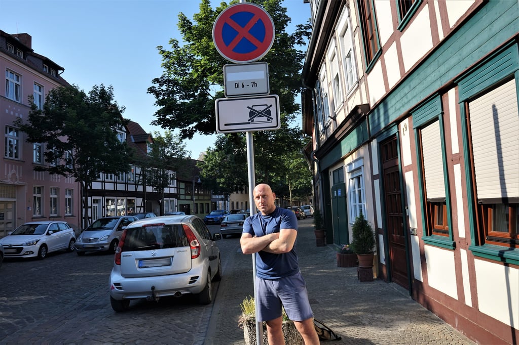 Volker Reinhardt in der Straße Alte Jeetze. Auch dort wurde der Zusatz "Straßenreinigung" überklebt.
