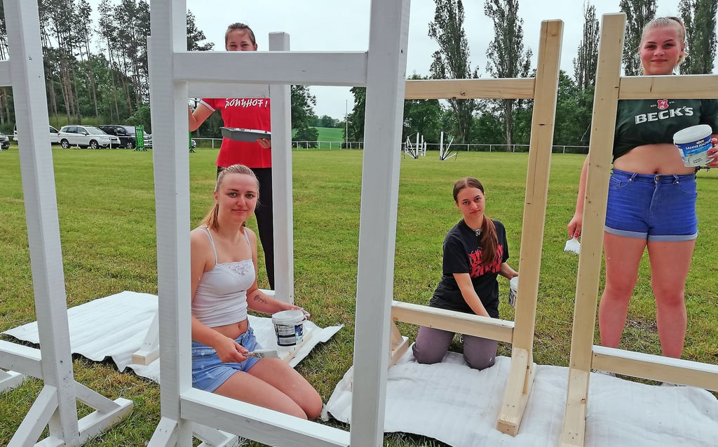 Vier Freundinnen helfen dem Pferdesportverein Würchwitz bei der Vorbereitung des Reitturnieres. Laura Schmitz (links), Leonie Schramm (hinten links), Jorid Blawatt und Juila Gast streichen das neue Hindernis. Am Wochenende kommt es zum Einsatz.