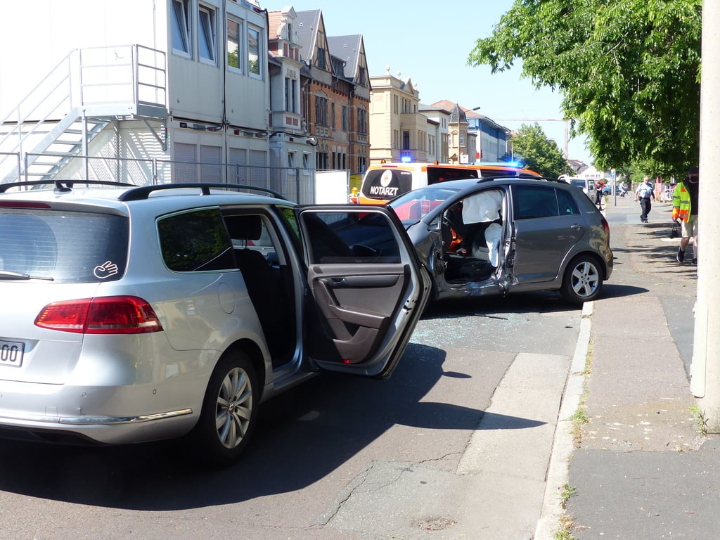 In der Bitterfelder Lindenstraße sind zwei Autos kollidiert