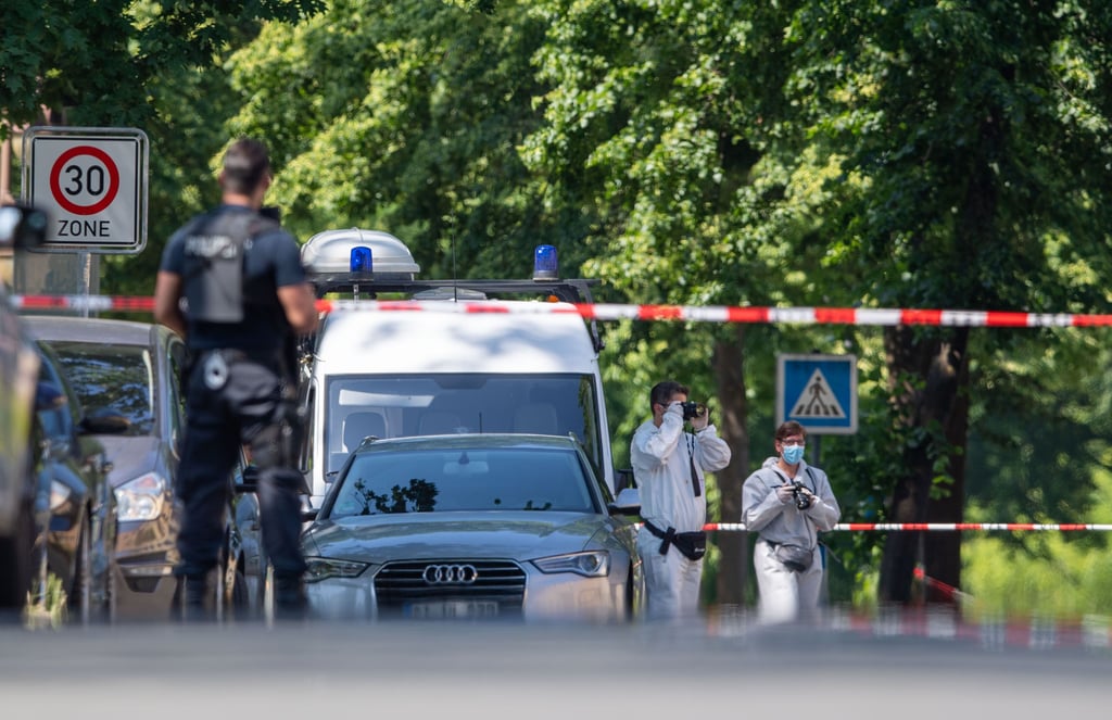 Polizei und Spurensicherung arbeiten in Espelkamp, wo nach Angaben der Bielefelder Polizei zwei Menschen erschossen worden sind.