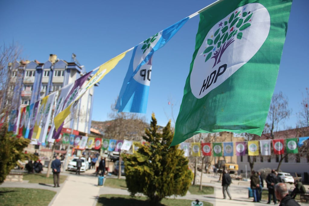 Die pro-kurdische Oppositionspartei HDP wird in der Türkei von der Regierung stark unter Druck gesetzt.