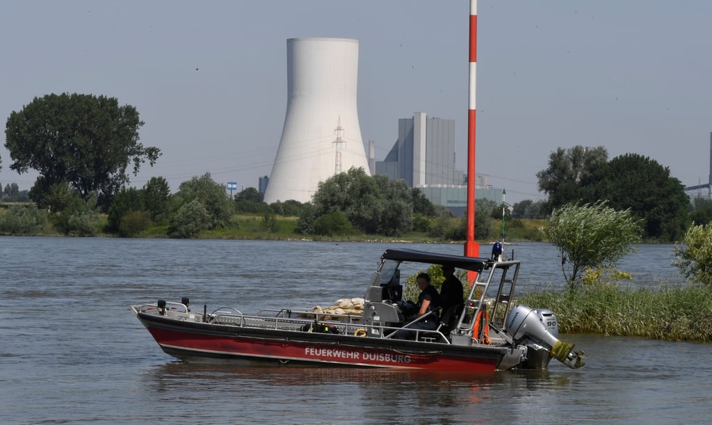 Die Besatzung eines Rettungsbootes sucht auf dem Rhein ncah zwei vermissten Mädchen. Sie wollten im Fluss ein erfrischendes Bad nehmen.