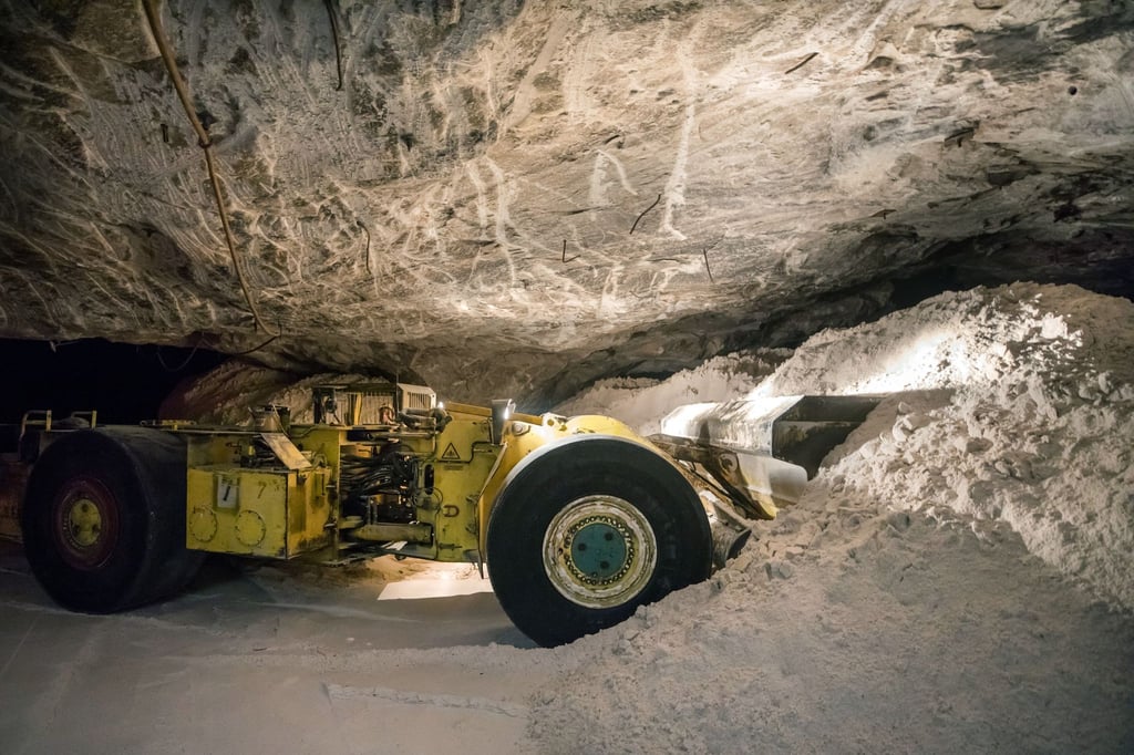 Mithilfe eines Laders werden Grubenhohlräume in der Grube gesichert.