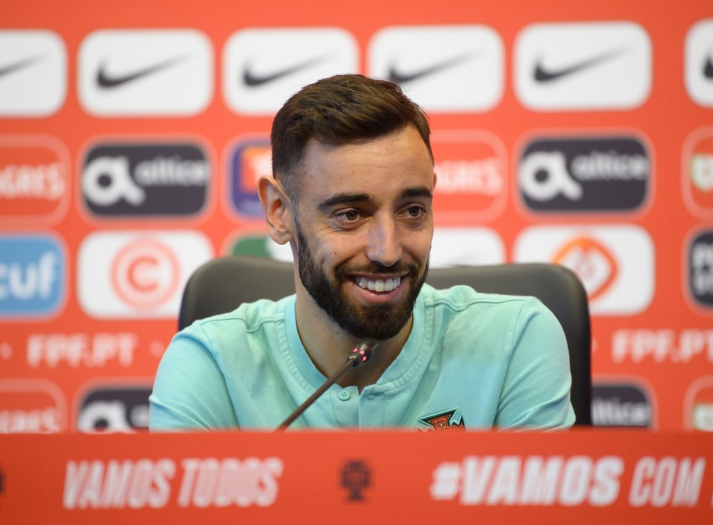 Portugals Bruno Fernandes sitzt während einer Pressekonferenz auf dem Podium.
