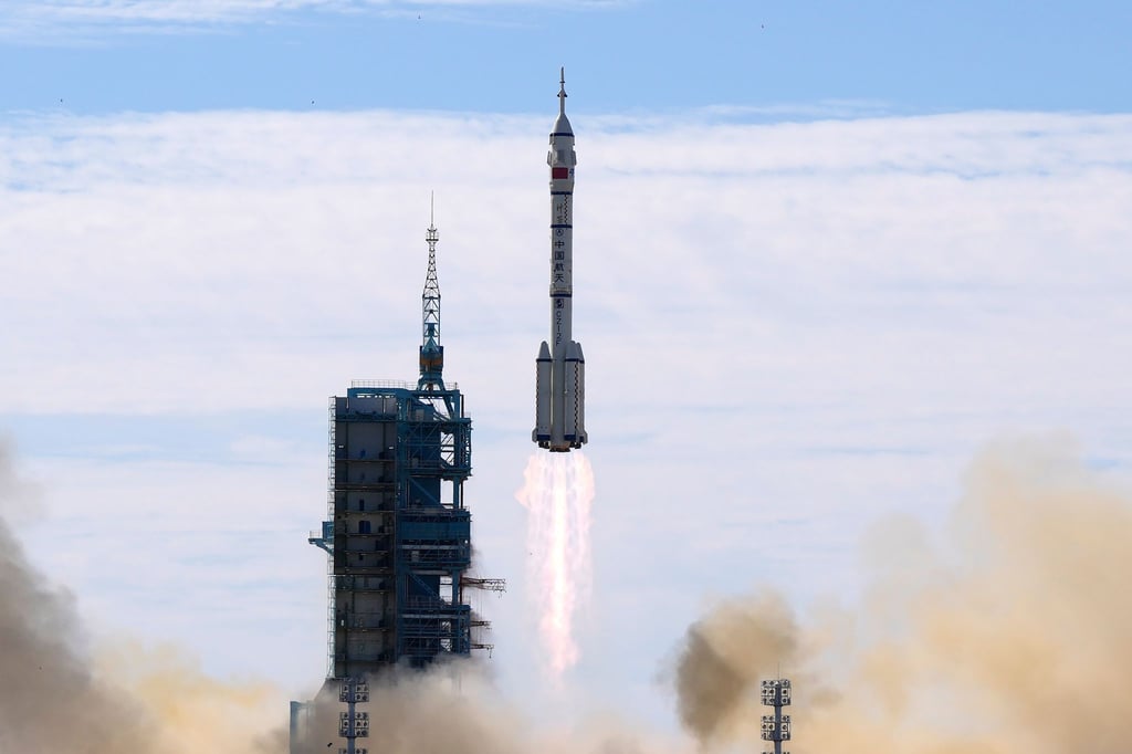 China hat die erste Drei-Mann-Besatzung zu seiner neuen Raumstation gestartet.