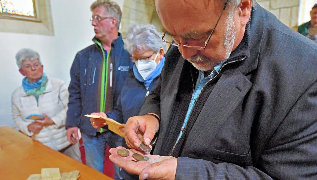 Unter den Münzen befand sich ein alter Pfennig und eine Gedenkmünze für die Anhaltischen Kohlewerke Frose.