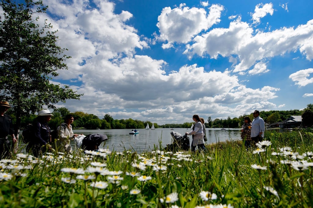 Spaziergänger gehen bei sommerlichem Wetter um den Kiessee, auf dem Segelboote und Tretboote unterwegs sind. Göttingen ist laut der EU-Umweltagentur EEA die deutsche Stadt mit der besten Luftqualität.