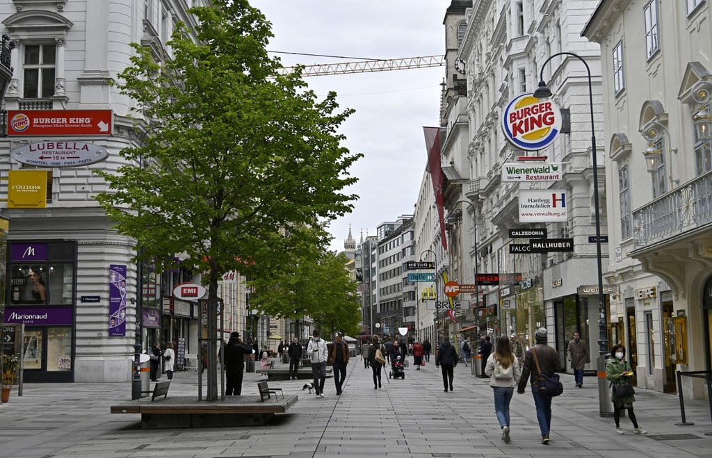 Österreich verzichtet auf eine FFP2-Masken-Pflicht im Handel, in Bussen und Bahnen sowie in den Museen. Künftig soll hier das Tragen eines Mund-Nasen-Schutzes ausreichen.