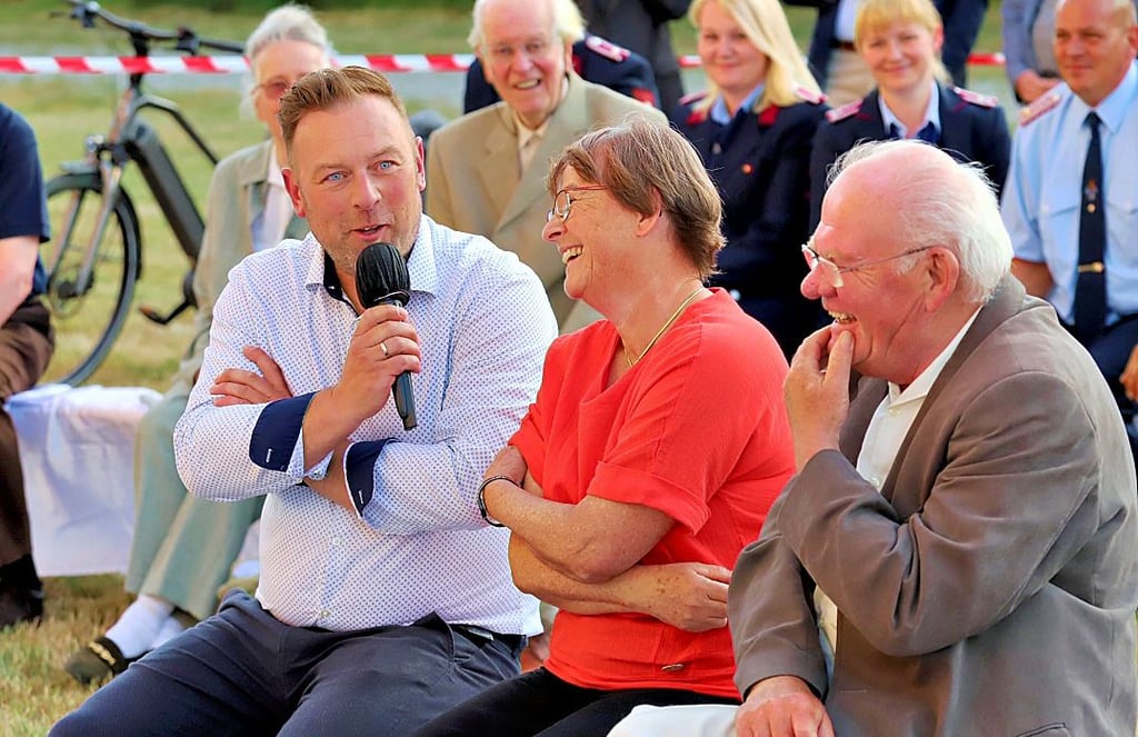 Laudator Nico Haase (links) besuchte Martina Reuscher erst im Publikum, ehe er sie auf die Bühne bat.